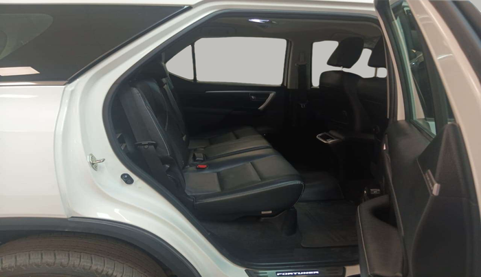 2023 Toyota Fortuner 4X4 AT 2.8 DIESEL, Diesel, Automatic, 39,212 km, Right Side Rear Door Cabin