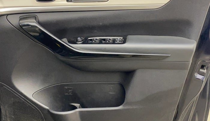 2023 Mahindra XUV700 AX 7 D MT 7 STR, Diesel, Manual, 1,37,545 km, Driver Side Door Panels Control