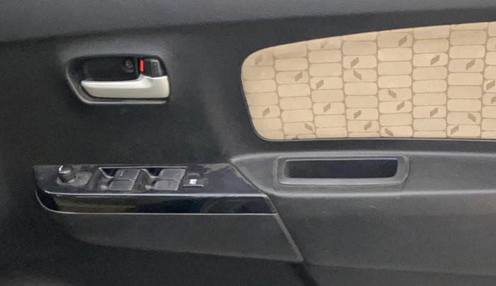 2017 Maruti Wagon R 1.0 VXI+, CNG, Manual, 39,435 km, Driver Side Door Panels Control