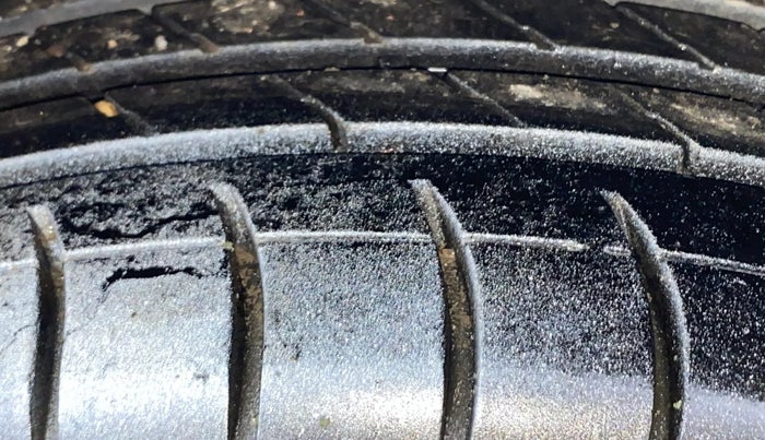 2014 Skoda Rapid AMBITION 1.6 MPI MT PLUS, Petrol, Manual, 45,837 km, Right Rear Tyre Tread