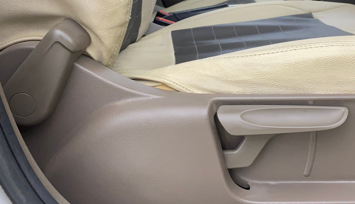 2014 Skoda Rapid AMBITION 1.6 MPI MT PLUS, Petrol, Manual, 45,837 km, Driver Side Adjustment Panel