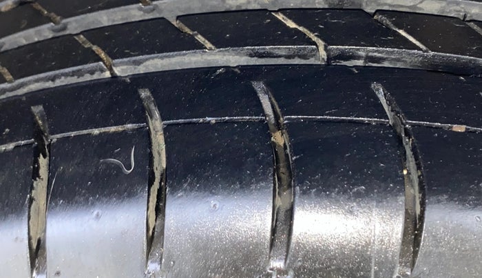 2014 Skoda Rapid AMBITION 1.6 MPI MT PLUS, Petrol, Manual, 45,837 km, Left Rear Tyre Tread