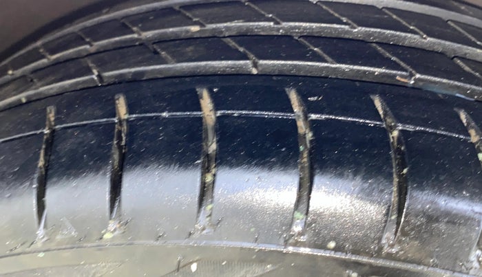 2014 Skoda Rapid AMBITION 1.6 MPI MT PLUS, Petrol, Manual, 45,837 km, Left Front Tyre Tread