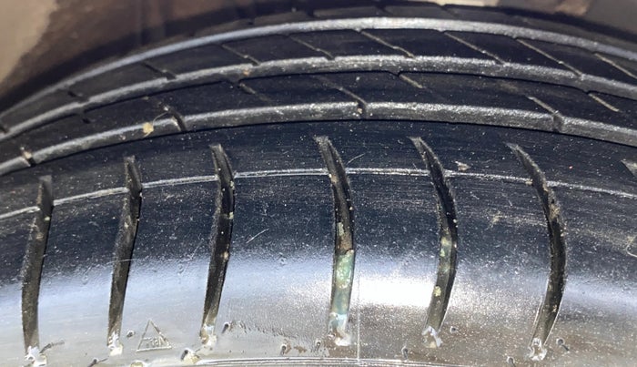 2014 Skoda Rapid AMBITION 1.6 MPI MT PLUS, Petrol, Manual, 45,837 km, Right Front Tyre Tread