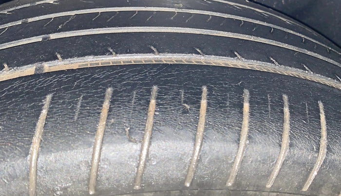 2015 Maruti Swift Dzire ZDI, Diesel, Manual, 88,174 km, Right Rear Tyre Tread