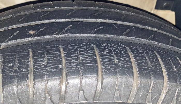 2015 Maruti Swift Dzire ZDI, Diesel, Manual, 88,174 km, Right Front Tyre Tread
