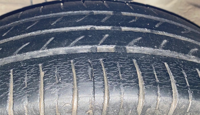 2015 Maruti Swift Dzire ZDI, Diesel, Manual, 88,174 km, Left Front Tyre Tread