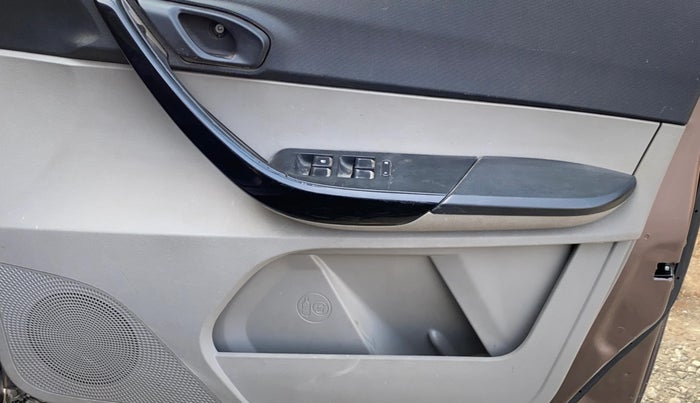 2017 Tata Tiago XT PETROL, Petrol, Manual, 1,36,388 km, Driver Side Door Panels Control