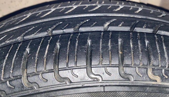 2015 Maruti Celerio ZXI, Petrol, Manual, 77,079 km, Left Front Tyre Tread