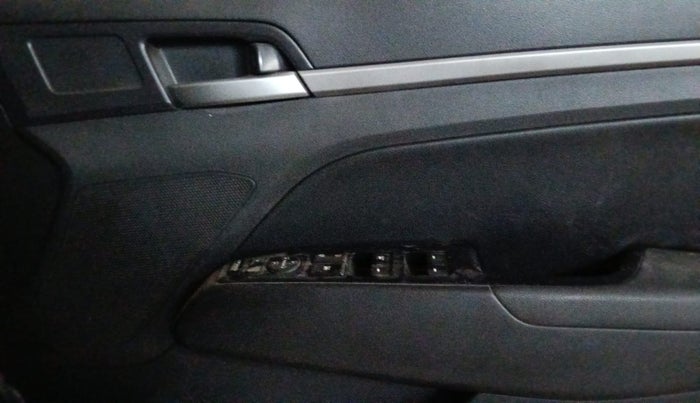 2018 Hyundai New Elantra 1.6 SX (O) AT DIESEL, Diesel, Automatic, 50,370 km, Driver Side Door Panels Control