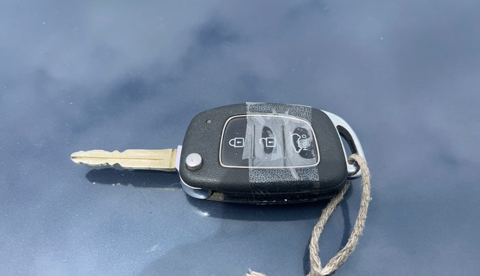 2019 Hyundai VENUE SX 1.0 TURBO DUAL TONE, Petrol, Manual, 99,565 km, Key Close Up