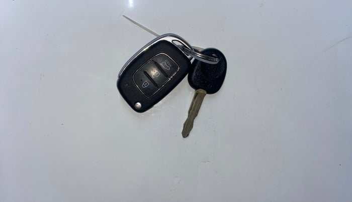 2022 Hyundai VENUE S(O) 1.2, Petrol, Manual, 10,700 km, Key Close Up