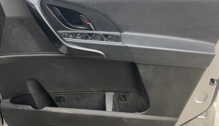 2019 Mahindra XUV500 W5, Diesel, Manual, 39,904 km, Driver Side Door Panels Control