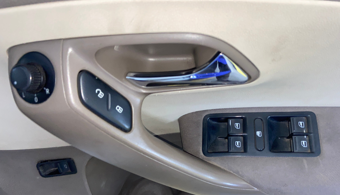 2015 Skoda Rapid 1.5 TDI CR ELEGANCE, Diesel, Manual, 98,257 km, Driver Side Door Panels Control