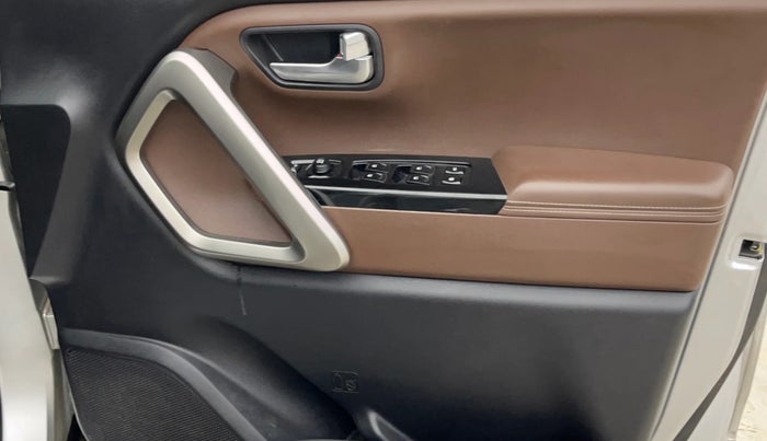 2022 Mahindra SCORPIO-N Z8 L PETROL AT 6 STR, Petrol, Automatic, 52,457 km, Driver Side Door Panels Control