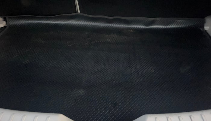 2024 Mahindra XUV300 W8 (O) 1.2 PETROL AMT, Petrol, Automatic, 20,797 km, Boot Inside