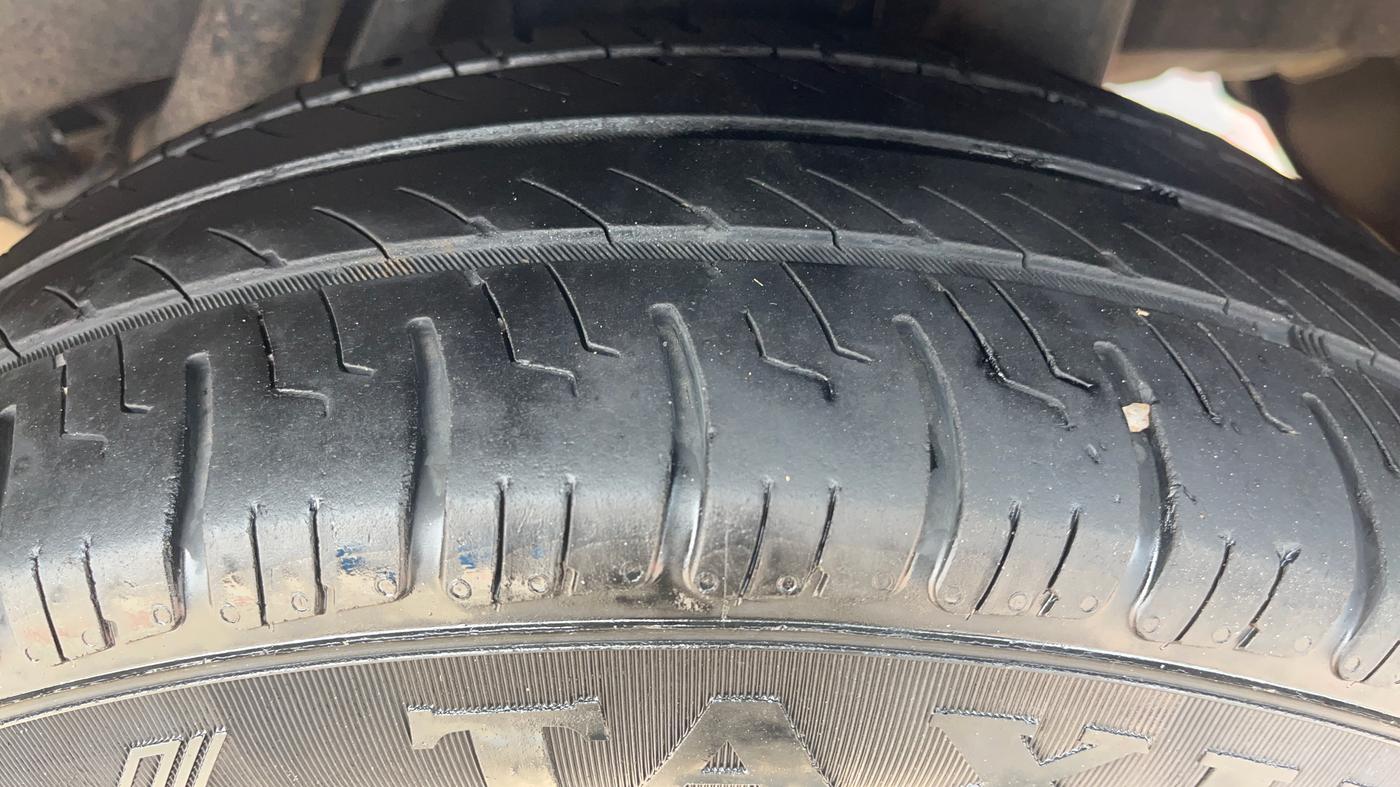 2017 Mahindra Kuv100 K4 PLUS 6 STR, Petrol, Manual, 80,741 km, Left Rear Tyre Tread