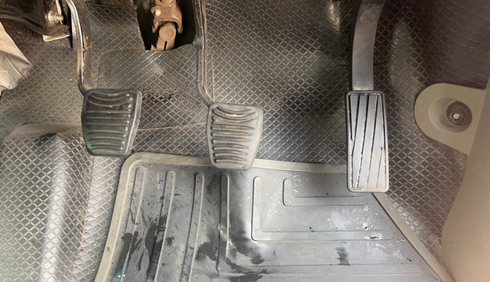 2017 Mahindra Kuv100 K4 PLUS 6 STR, Petrol, Manual, 78,163 km, Pedals