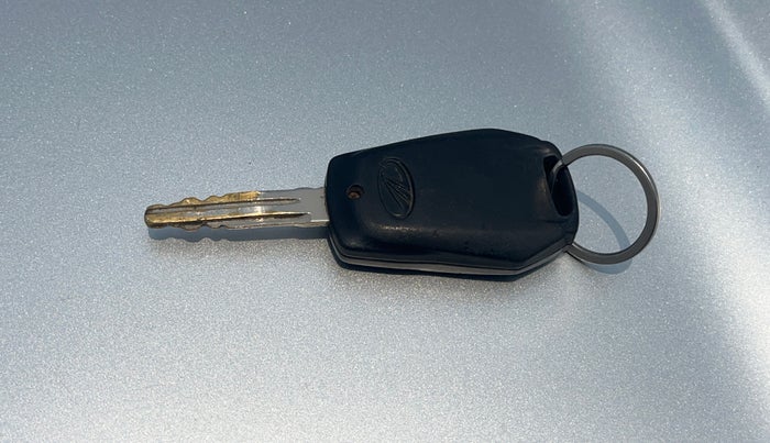 2017 Mahindra Kuv100 K4 PLUS 6 STR, Petrol, Manual, 78,163 km, Key Close Up