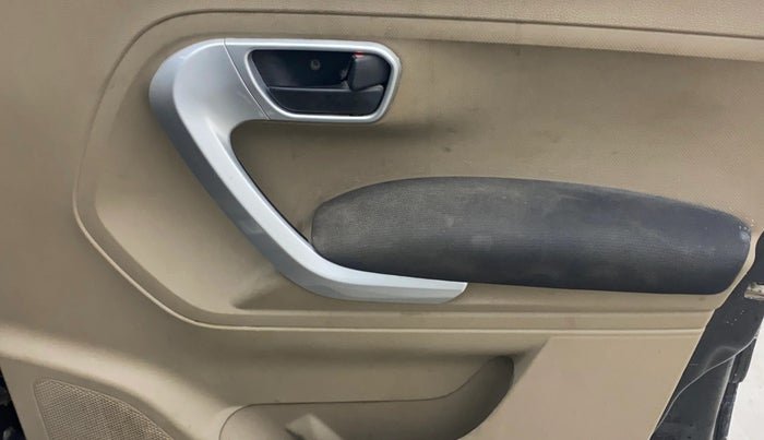 2018 Mahindra TUV300 T10, Diesel, Manual, 99,305 km, Driver Side Door Panels Control