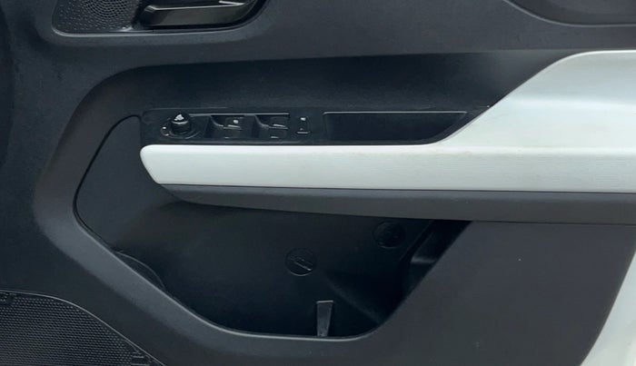 2022 Tata PUNCH ACCOMPLISHED AMT, Petrol, Automatic, 36,932 km, Driver Side Door Panels Control