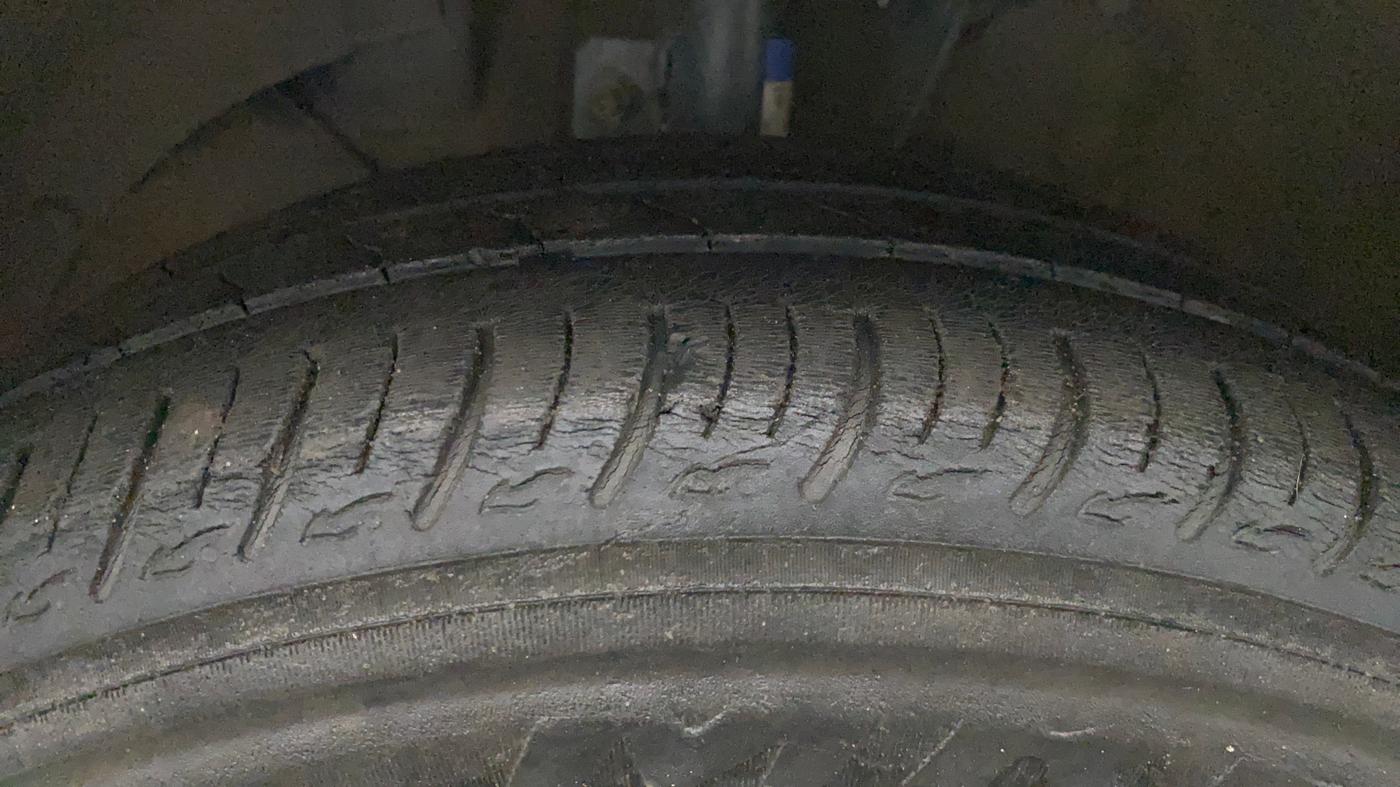 2017 Maruti Baleno SIGMA PETROL 1.2, CNG, Manual, 1,36,401 km, Left Front Tyre Tread
