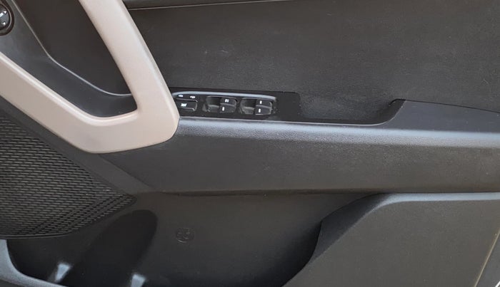 2016 Hyundai Creta SX PLUS 1.6 PETROL, Petrol, Manual, 1,11,085 km, Driver Side Door Panels Control