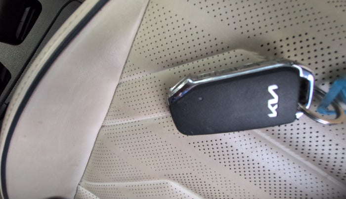 2024 KIA CARENS LUXURY PLUS 1.5 DIESEL 7 STR, Diesel, Manual, 4,583 km, Key Close Up