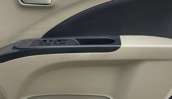 2016 Maruti Celerio VXI, Petrol, Manual, 1,44,177 km, Driver Side Door Panels Control