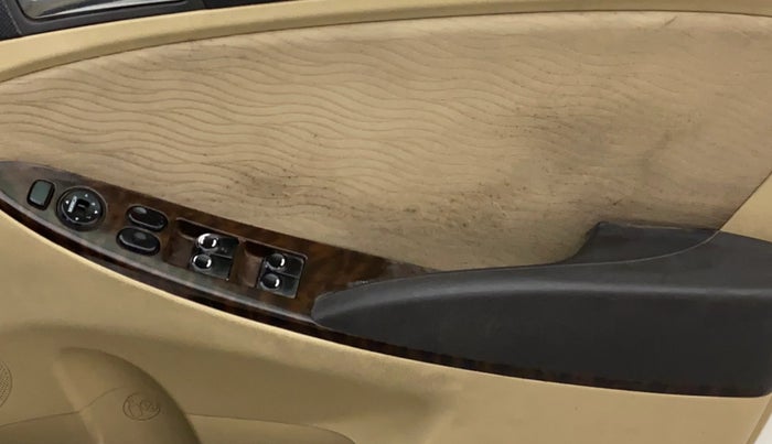 2013 Hyundai Verna FLUIDIC 1.6 CRDI SX, Diesel, Manual, 1,36,029 km, Driver Side Door Panels Control