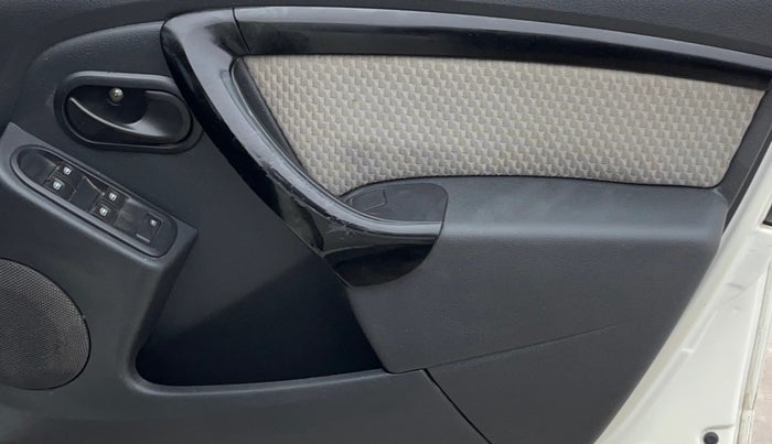 2015 Renault Duster RXL PETROL, Petrol, Manual, 51,751 km, Driver Side Door Panels Control