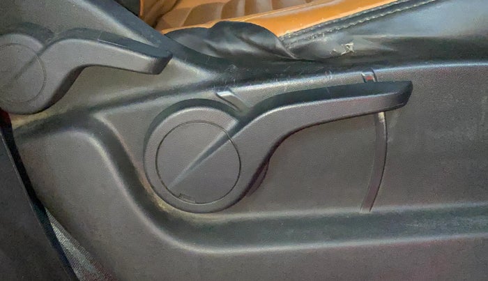 2018 Mahindra XUV500 W9 AT, Diesel, Automatic, 88,814 km, Driver Side Adjustment Panel