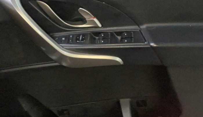 2018 Mahindra XUV500 W9 AT, Diesel, Automatic, 88,814 km, Driver Side Door Panels Control