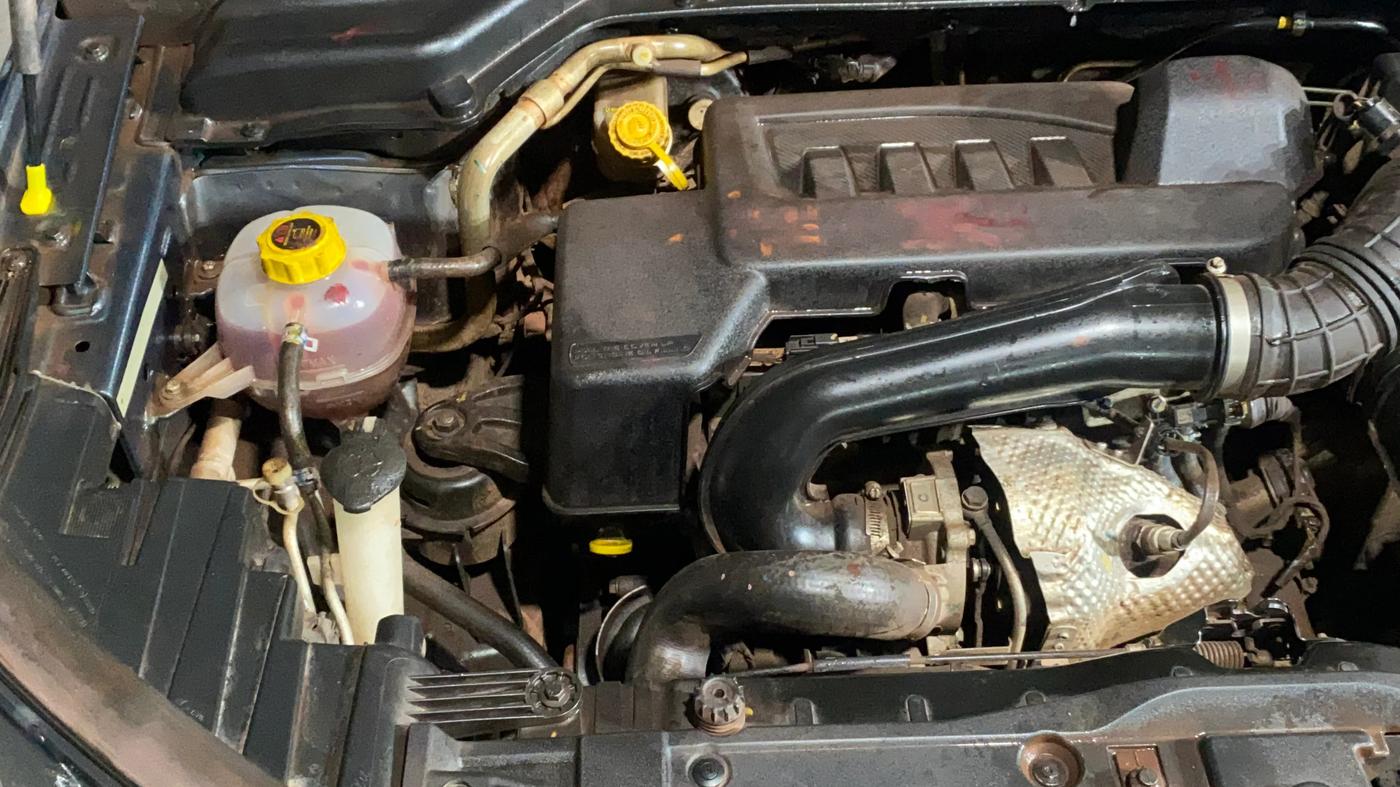 2021 Mahindra XUV300 W8 (O) 1.5 DIESEL AMT DUAL TONE, Diesel, Automatic, 43,432 km, Engine View - Right