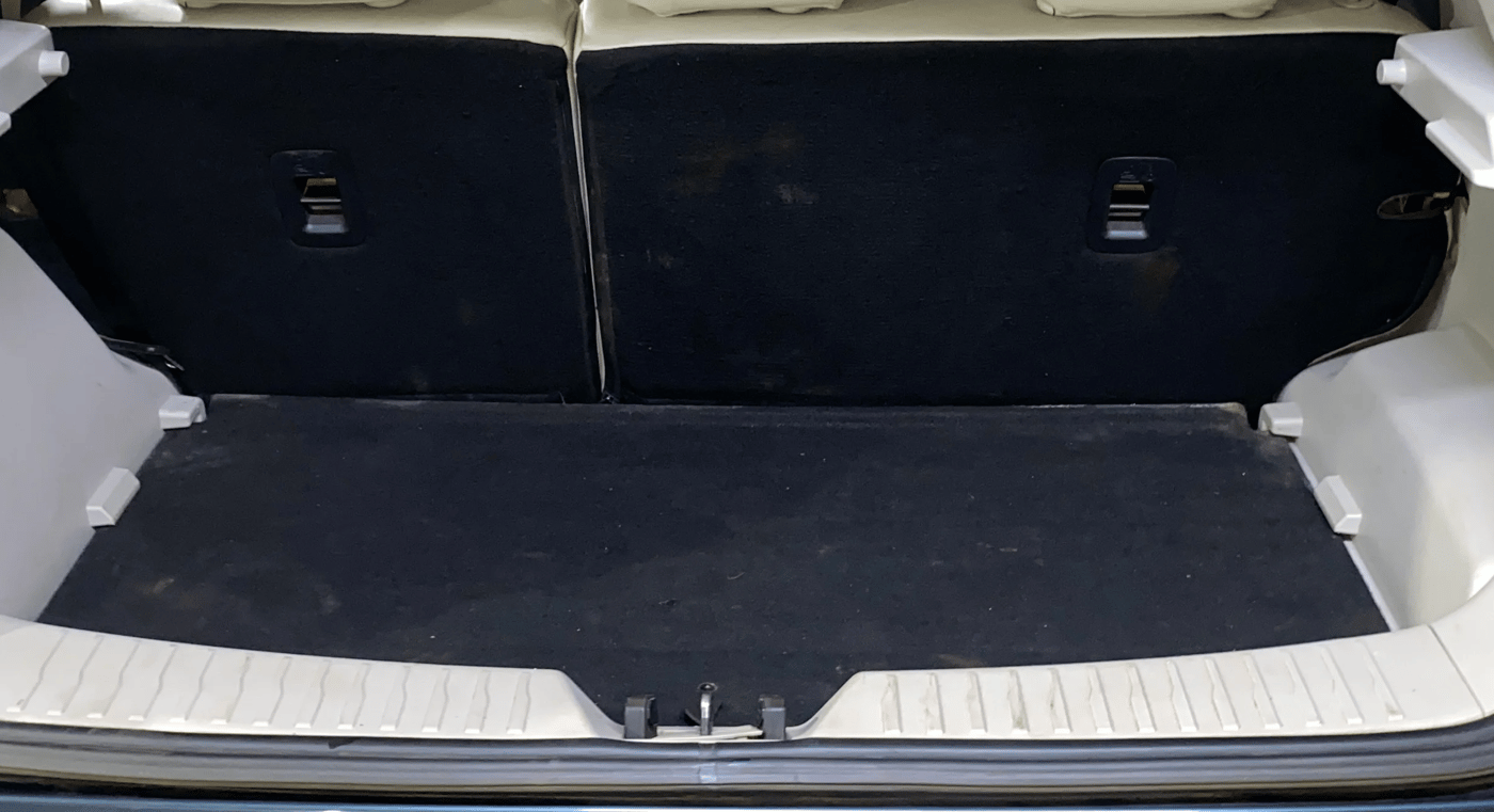 2021 Mahindra XUV300 W8 (O) 1.5 DIESEL AMT DUAL TONE, Diesel, Automatic, 43,432 km, Boot Inside
