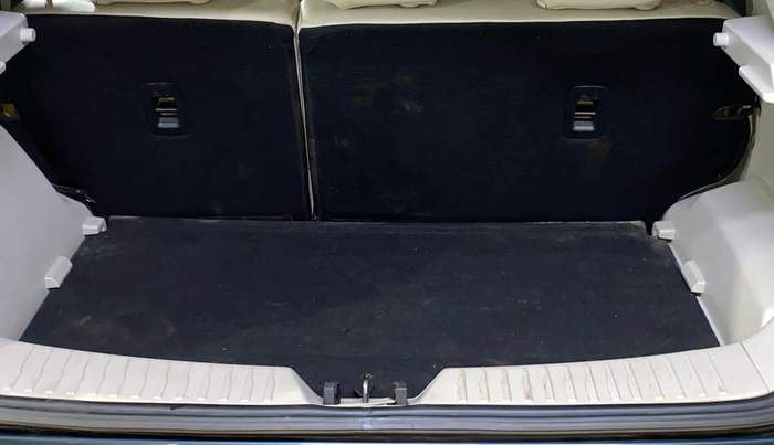 2021 Mahindra XUV300 W8 (O) 1.5 DIESEL AMT DUAL TONE, Diesel, Automatic, 43,126 km, Boot Inside