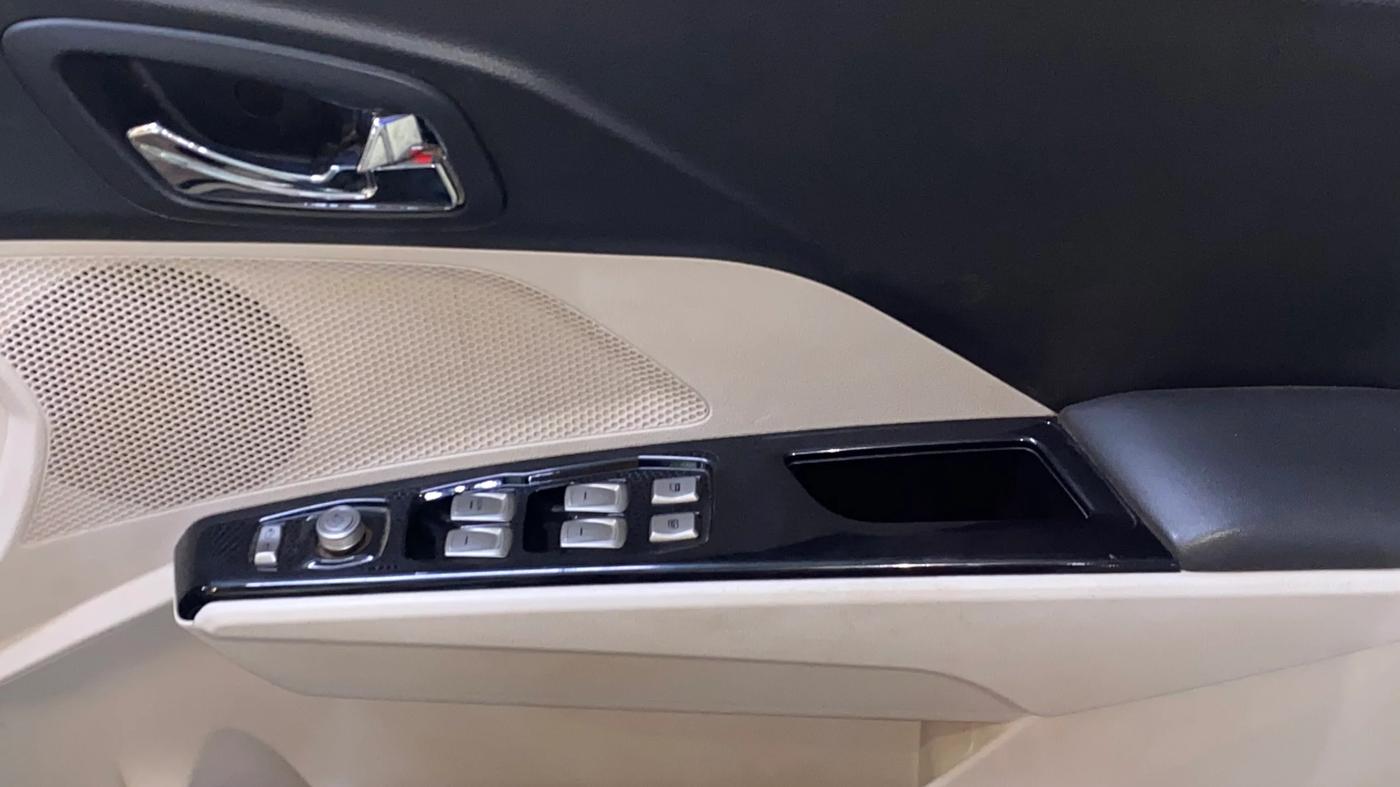 2021 Mahindra XUV300 W8 (O) 1.5 DIESEL AMT DUAL TONE, Diesel, Automatic, 43,432 km, Driver Side Door Panels Control