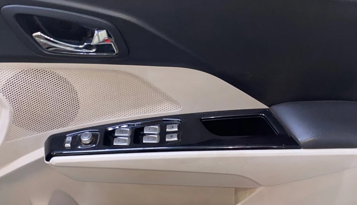 2021 Mahindra XUV300 W8 (O) 1.5 DIESEL AMT DUAL TONE, Diesel, Automatic, 43,126 km, Driver Side Door Panels Control