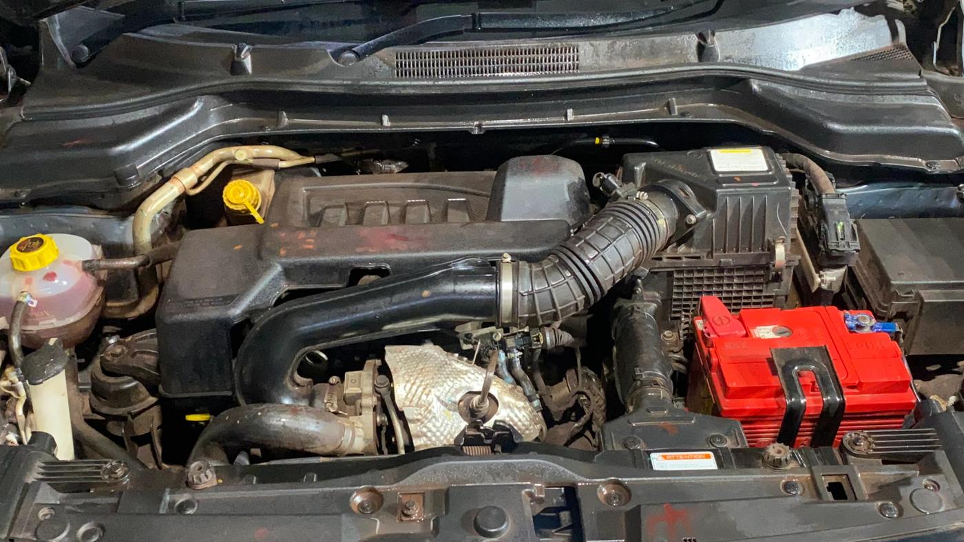 2021 Mahindra XUV300 W8 (O) 1.5 DIESEL AMT DUAL TONE, Diesel, Automatic, 43,432 km, Engine View