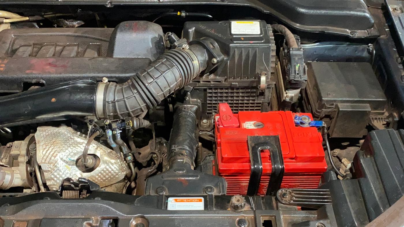 2021 Mahindra XUV300 W8 (O) 1.5 DIESEL AMT DUAL TONE, Diesel, Automatic, 43,432 km, Engine View - Left