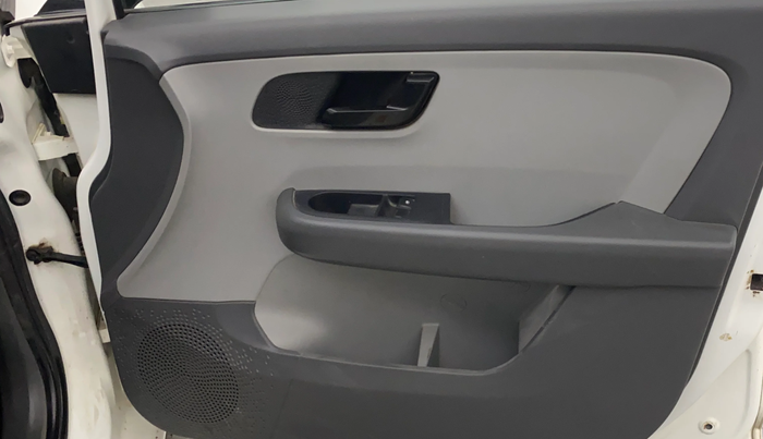 2020 Tata ALTROZ XE PETROL, Petrol, Manual, 33,190 km, Driver Side Door Panels Control