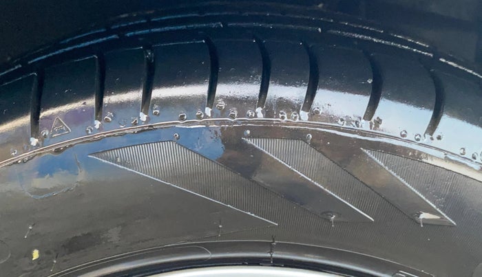 2015 Hyundai Eon MAGNA +, Petrol, Manual, 1,20,716 km, Right Front Tyre Tread