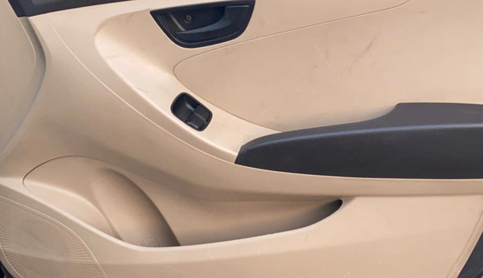 2015 Hyundai Eon MAGNA +, Petrol, Manual, 1,20,716 km, Driver Side Door Panels Control