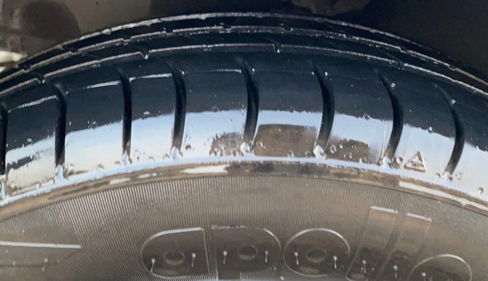 2015 Hyundai Eon MAGNA +, Petrol, Manual, 1,20,716 km, Left Front Tyre Tread