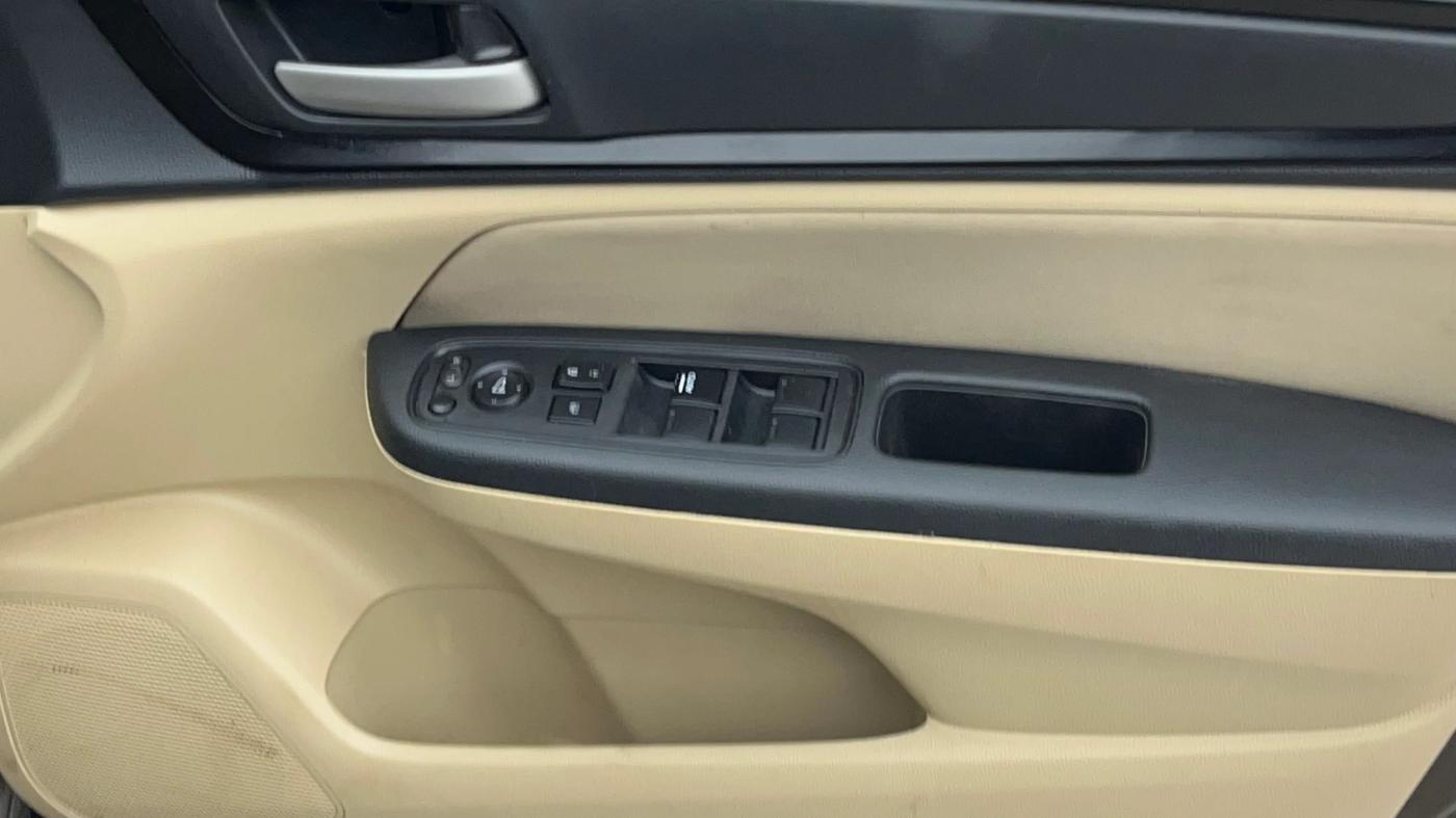 2019 Honda Amaze 1.2L I-VTEC S, CNG, Manual, 62,286 km, Driver Side Door Panels Control