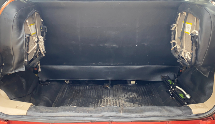 2016 Mahindra TUV300 T8, Diesel, Manual, 1,39,938 km, Boot Inside