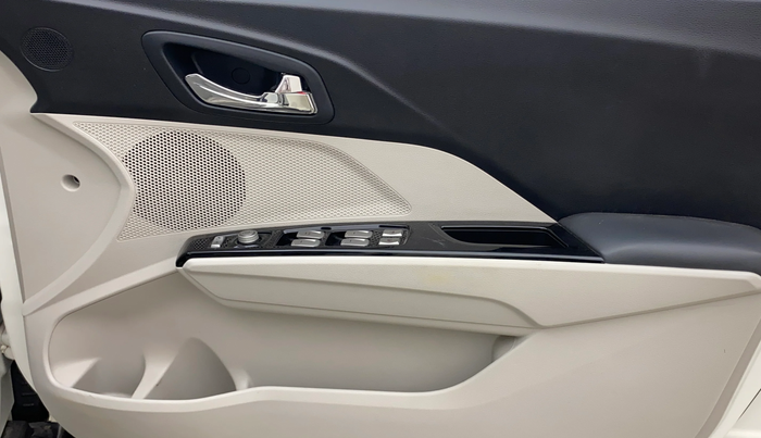 2023 Mahindra XUV300 W8 (O) 1.5 DIESEL AMT, Diesel, Automatic, 25,849 km, Driver Side Door Panels Control