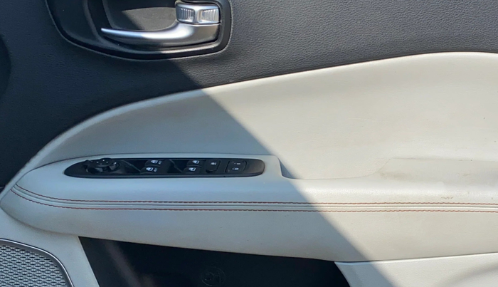 2017 Jeep Compass LIMITED 1.4 PETROL AT, Petrol, Automatic, 73,279 km, Driver Side Door Panels Control