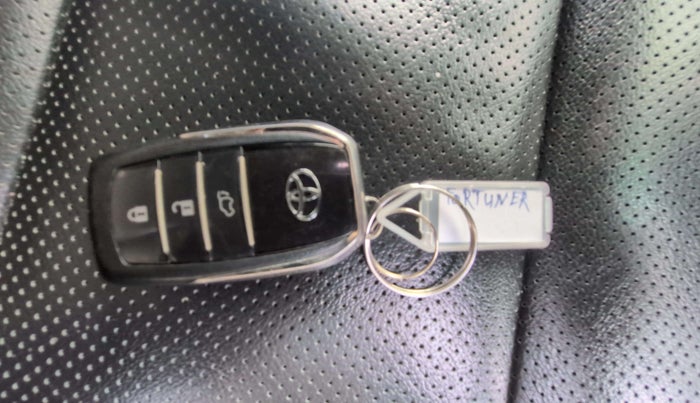 2021 Toyota Fortuner 4X2 MT 2.8 DIESEL, Diesel, Manual, 28,412 km, Key Close Up