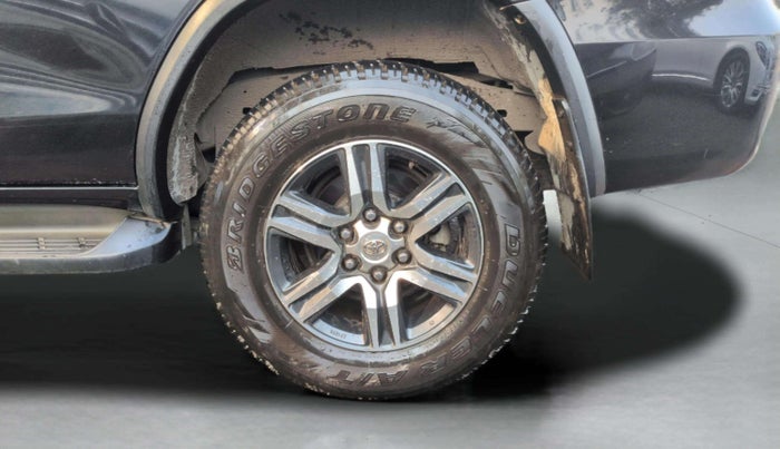 2021 Toyota Fortuner 4X2 MT 2.8 DIESEL, Diesel, Manual, 28,412 km, Left Rear Wheel